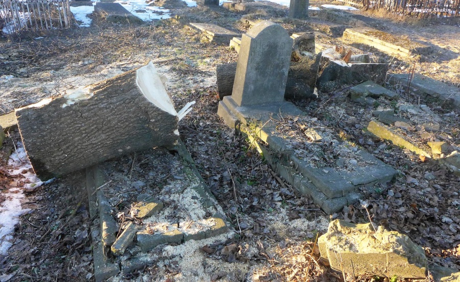 Коммунальщиков Черкасс обвиняют в разрушениях на еврейском кладбище